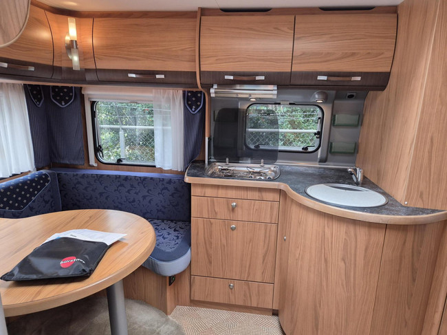 B&uuml;rstner 525 TS Belcanto lit Queen petite annexe photo: 7