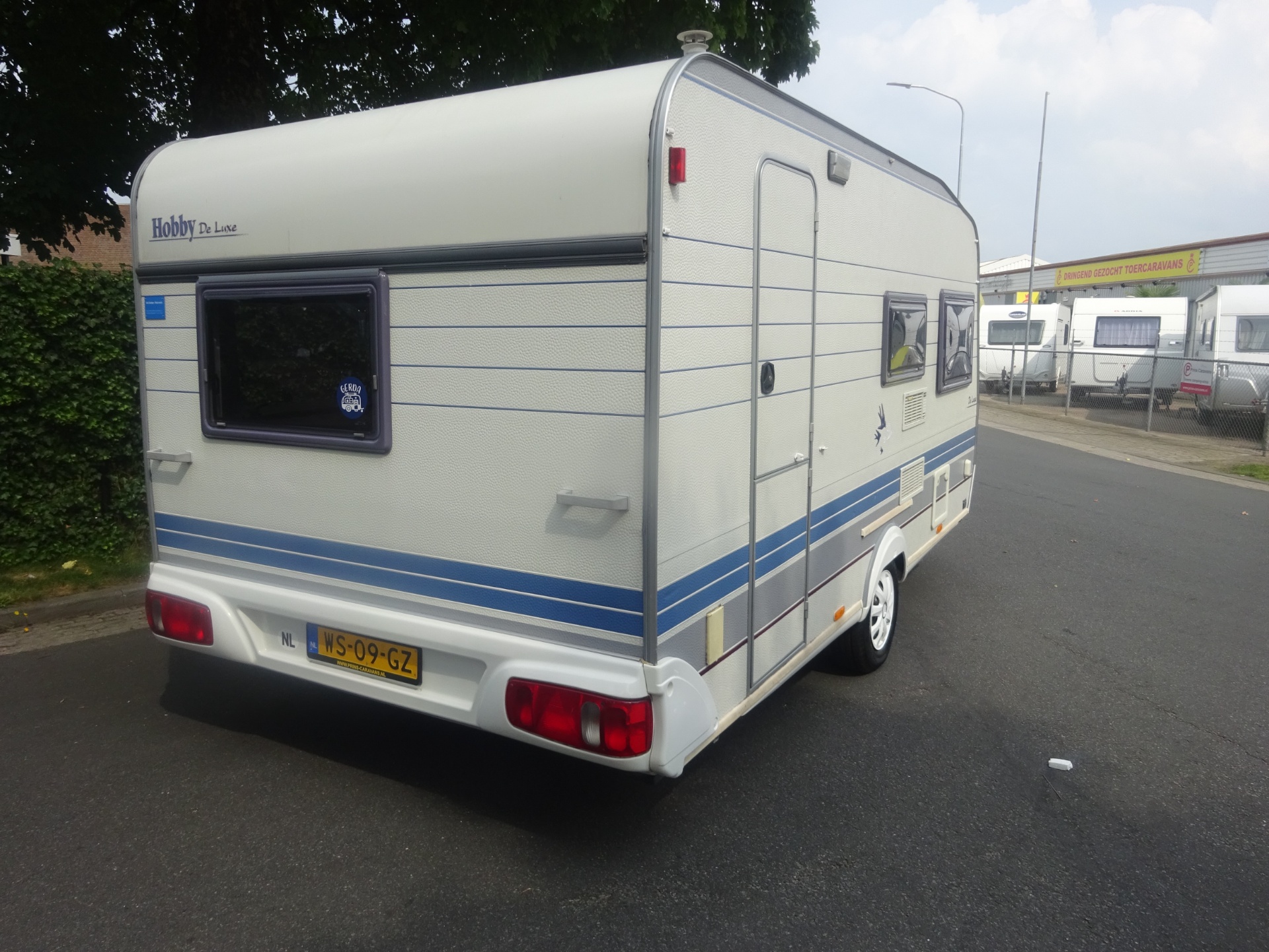 Hobby De luxe 440SF Met Brede Keuken +Vast Bed en Treinzit foto: 5