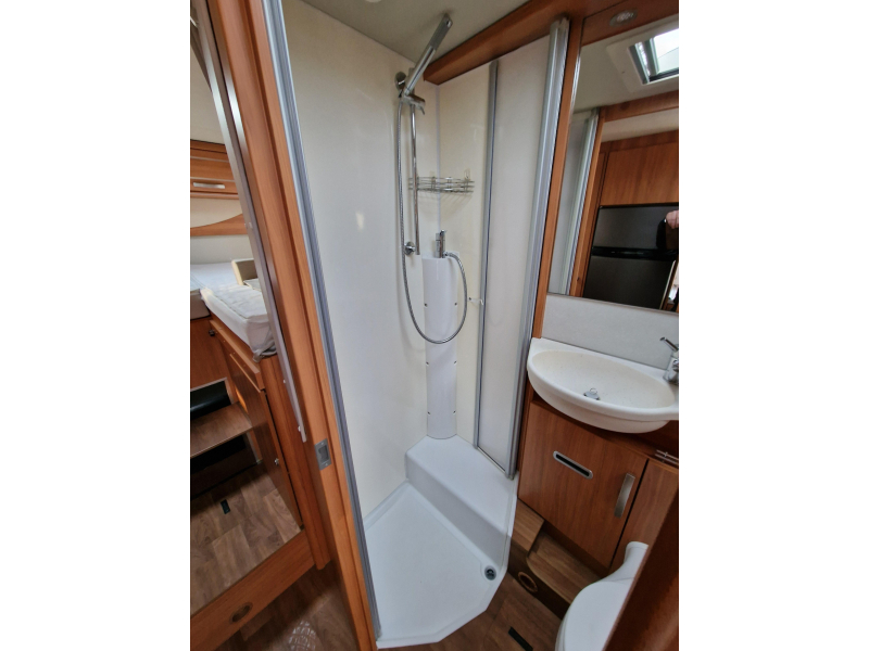 Hymer Exsis-T 588 enkele bedden  foto: 9