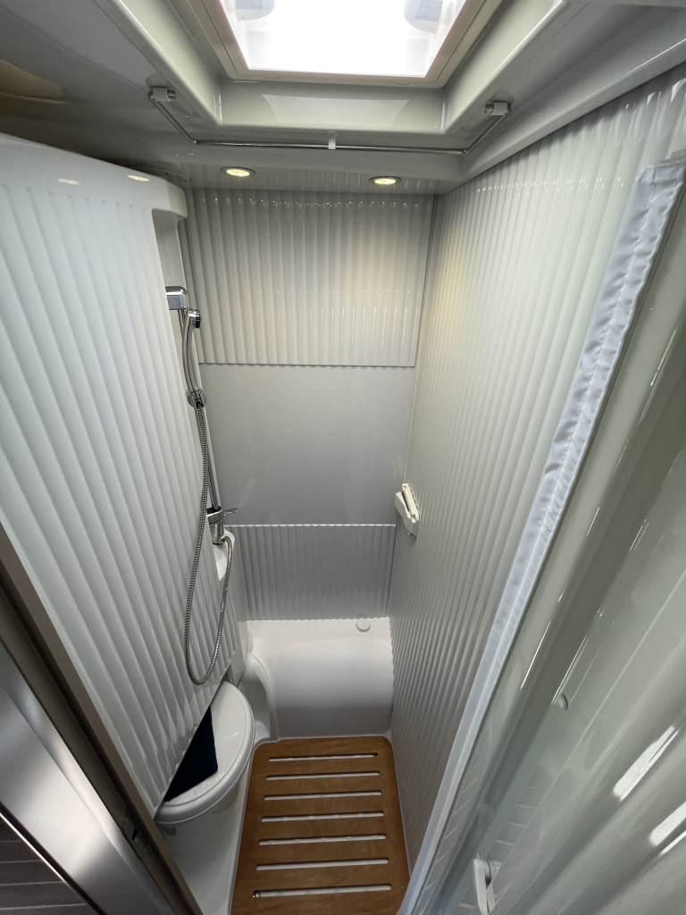 Hymer Etrusco T7300 SB EINZELBETTEN + HUBBETT FAHRRADTR&Auml;GER LIFT Foto: 12