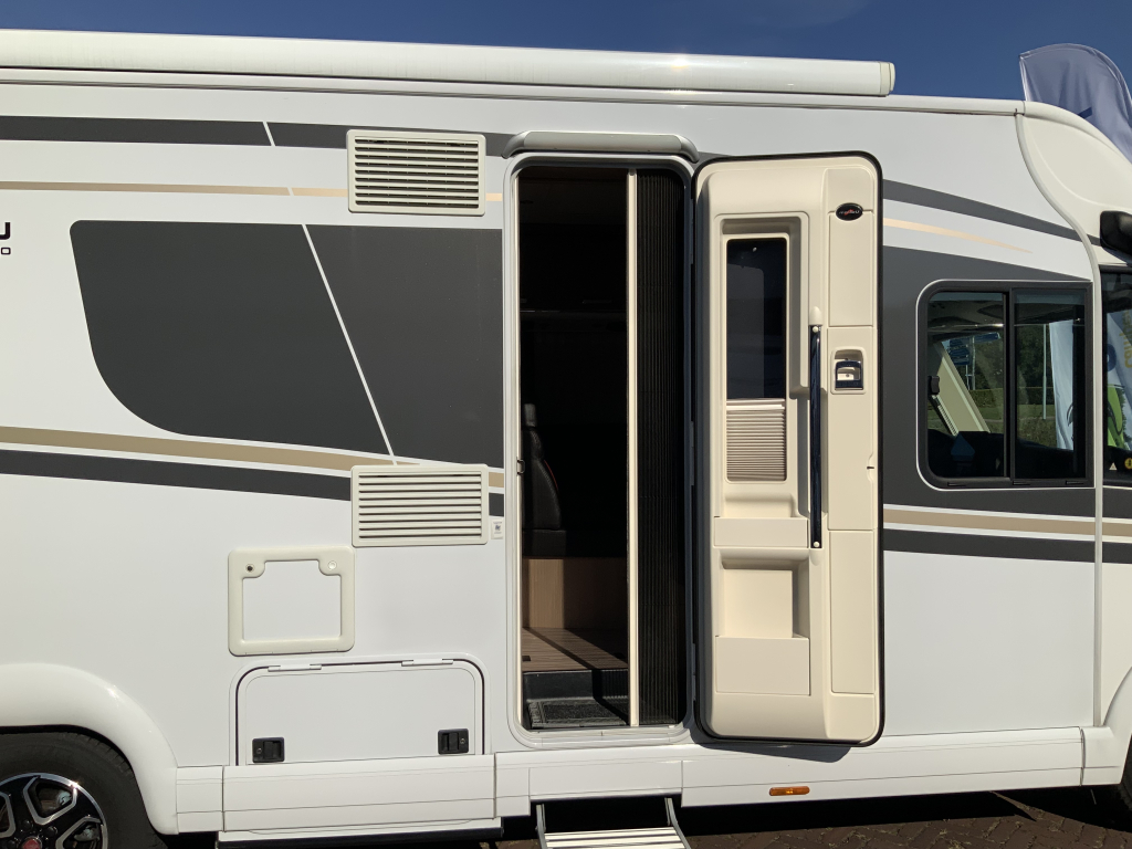 Carthago Malibu I 460 AUTOM&Aacute;TICA 150 CV Integral, Camas longitudinales y Cama abatible, Garaje, Aire acondicionado de motor, Aire acondicionado de techo, Sistema de nivelaci&oacute;n, Camper centrum on the road Marum foto: 5