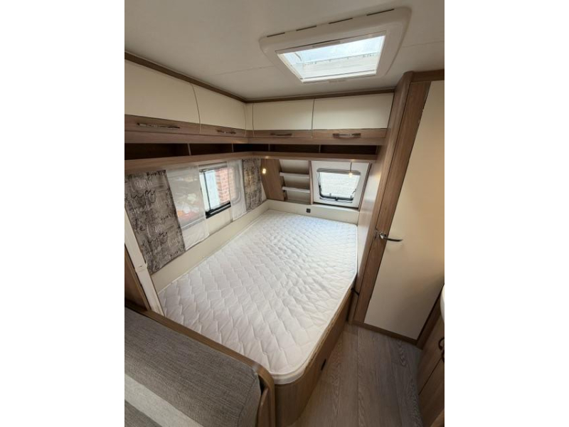 Hobby De Luxe 400 SFE Incl. Mover and Awning photo: 15