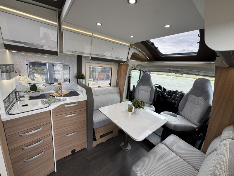 Adria Matrix Plus 670 DC Queensbed Hefbed Omvormer  foto: 11
