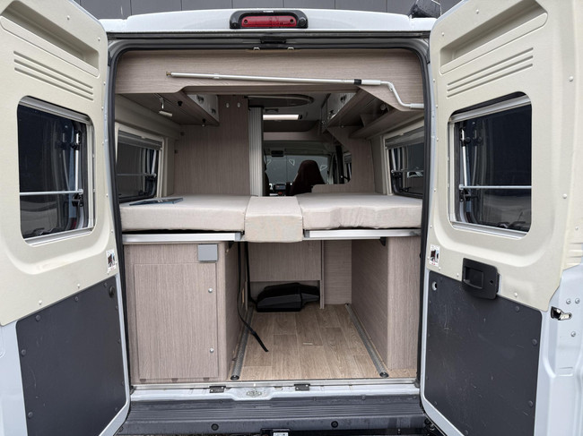 Pössl Roadstar 600L Automaat Lengtebedden foto: 6