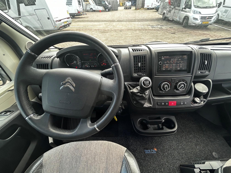 Adria Matrix Axess 600 SL Camas longitudinales - Cama abatible foto: 5