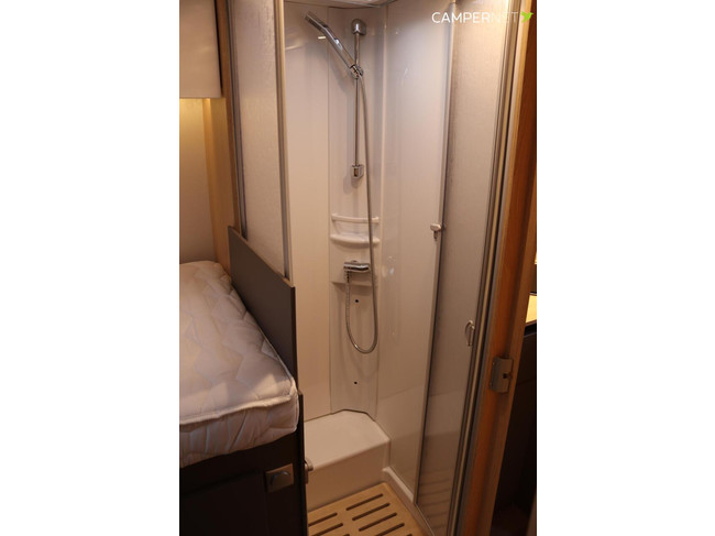 LMC Tourer T730G 165pk | Lengtebedden | Thule Luifel | Thule Fietsendrager| Gescheiden douche | Zenec multimediasysteem | foto: 19