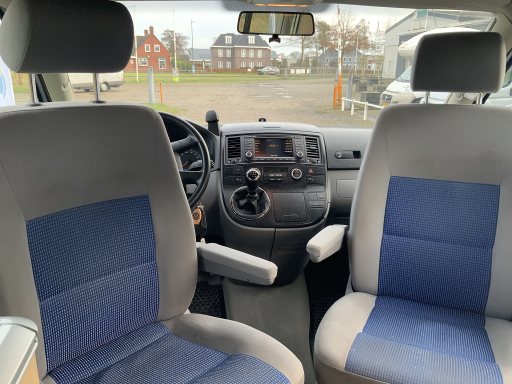 VW Westfalia California 2.5 TDi 130 PS, 5 Sitzpl&auml;tze, 4 Schlafpl&auml;tze, Elektr. Hubdach / Seitent&uuml;r, Bj 2006 Camper Centrum On the Road am Noorderringweg 4 in Marum. Foto: 21
