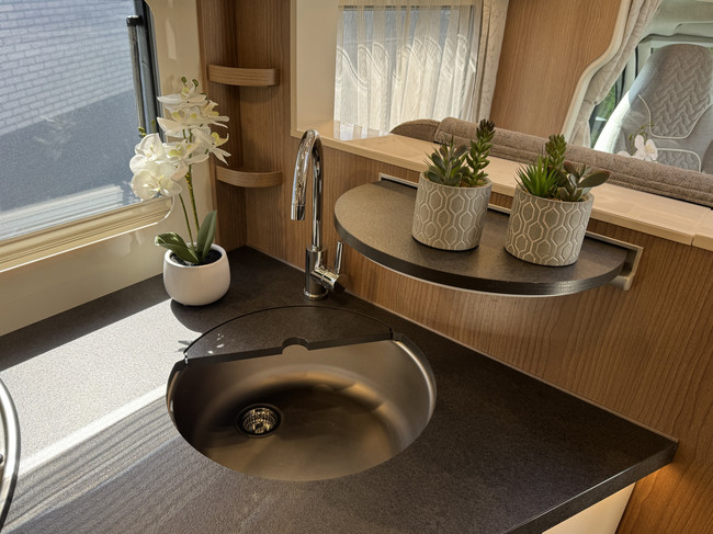 Malibu by Carthago T 460 KB LE 140 PS AUTOMATIK 9-Gang Euro6 Fiat Ducato **Einzel-L&auml;ngsbetten/Volle Ausstattung/4 Sitzpl&auml;tze/Lithium/Solarpanel/Umvo Foto: 14