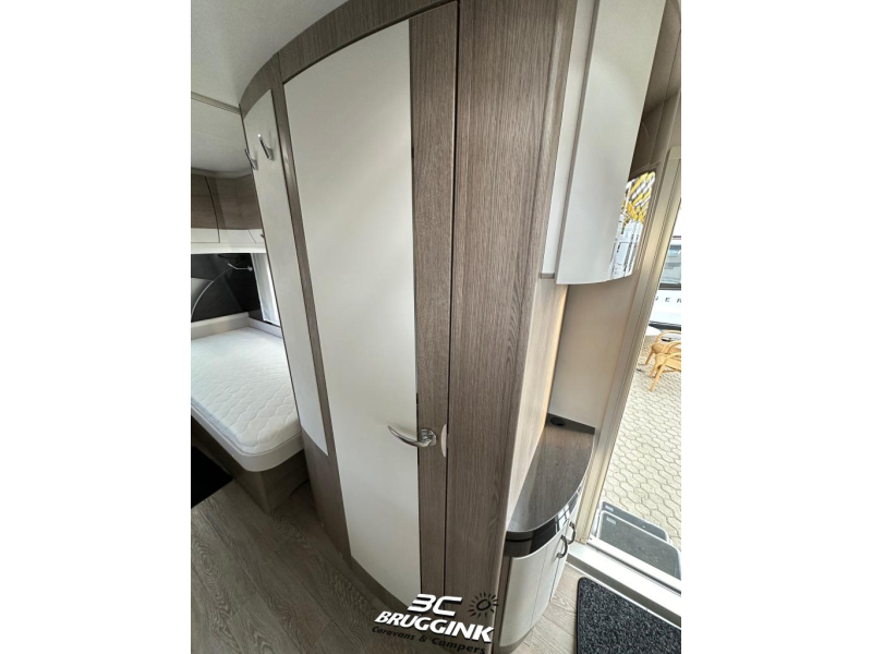 Hobby Prestige 540 UL SINGLE BED MOVER AWNING photo: 12