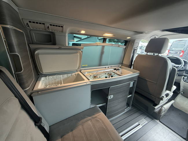 Volkswagen California Ocean T6 Westfalia im Neuzustand DSG Automatik 200 PS Vollausstattung 4 Schlafpl&auml;tze elektr. Aufstelldach Markise Klimaautomatik Tempomat Kamera Softclose abnehmbare Anh&auml;ngerkupplung Foto: 23