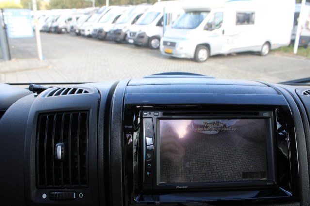 Adria Coral S 670 SC met elektrisch in hoogte verstelbaar Queensbed slechts 40801 km (65  foto: 17