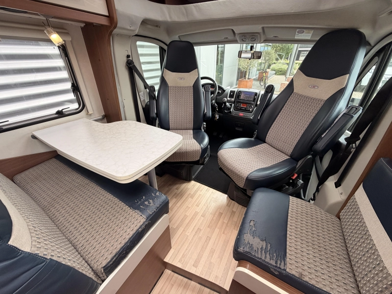 LMC Breezer V 646 G Fiat 130PK Lengtebedden  foto: 14