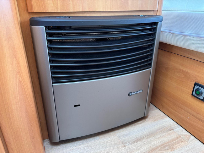 HOME-CAR 526h Racer 470 UE | 2 Enkele bedden | Volautomatische mover | Fietsendrager | Zakluifel | 3-Pits gasfornuis foto: 22