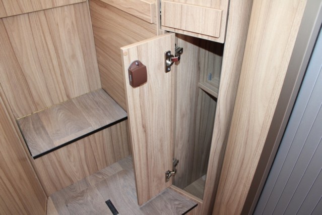 Compacto Hymer Exsis i 474 Fiat 160 cv estrecho ligero camas individuales y cama abatible (55 foto: 45