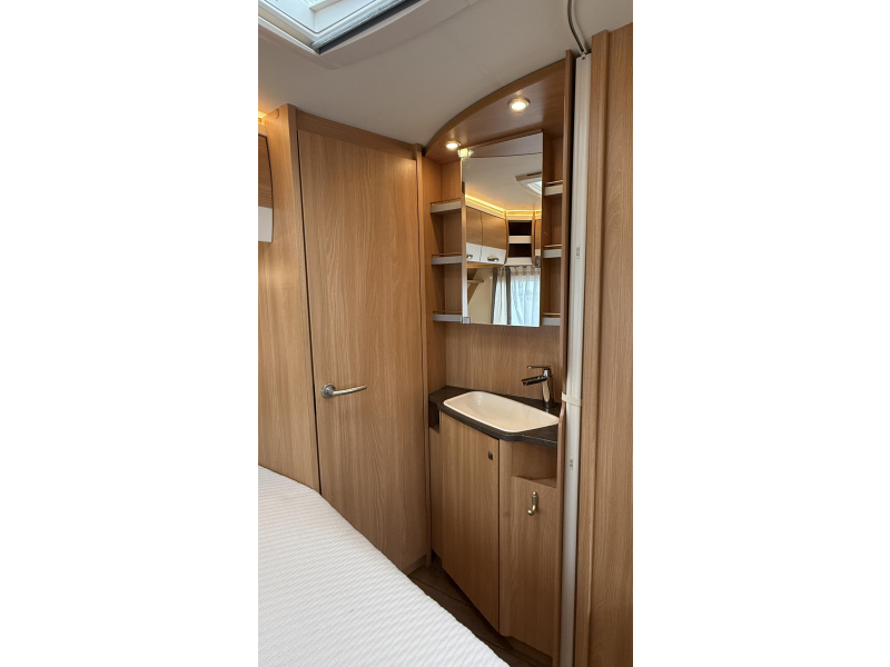 Knaus Sudwind Silver Selection 500 FU frans bed rondzit toilet  foto: 11