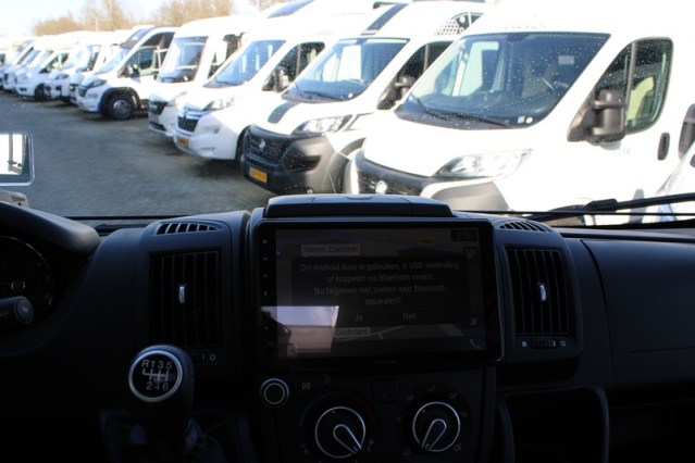 Young Knaus VanSation 650 Peugeot 2.2 l/ 165 hp with only 7,873 km single beds (45 photo: 20