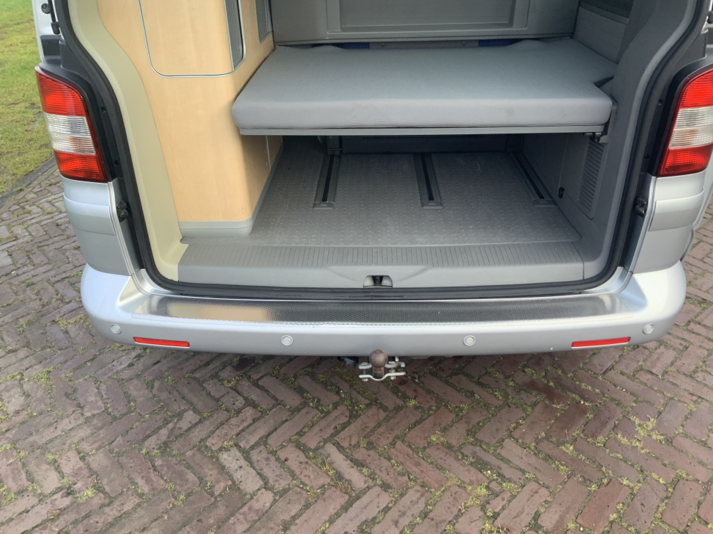 VW Westfalia California 2.5 TDi 130 PS, 5 Sitzpl&auml;tze, 4 Schlafpl&auml;tze, Elektr. Hubdach / Seitent&uuml;r, Bj 2006 Camper Centrum On the Road am Noorderringweg 4 in Marum. Foto: 9