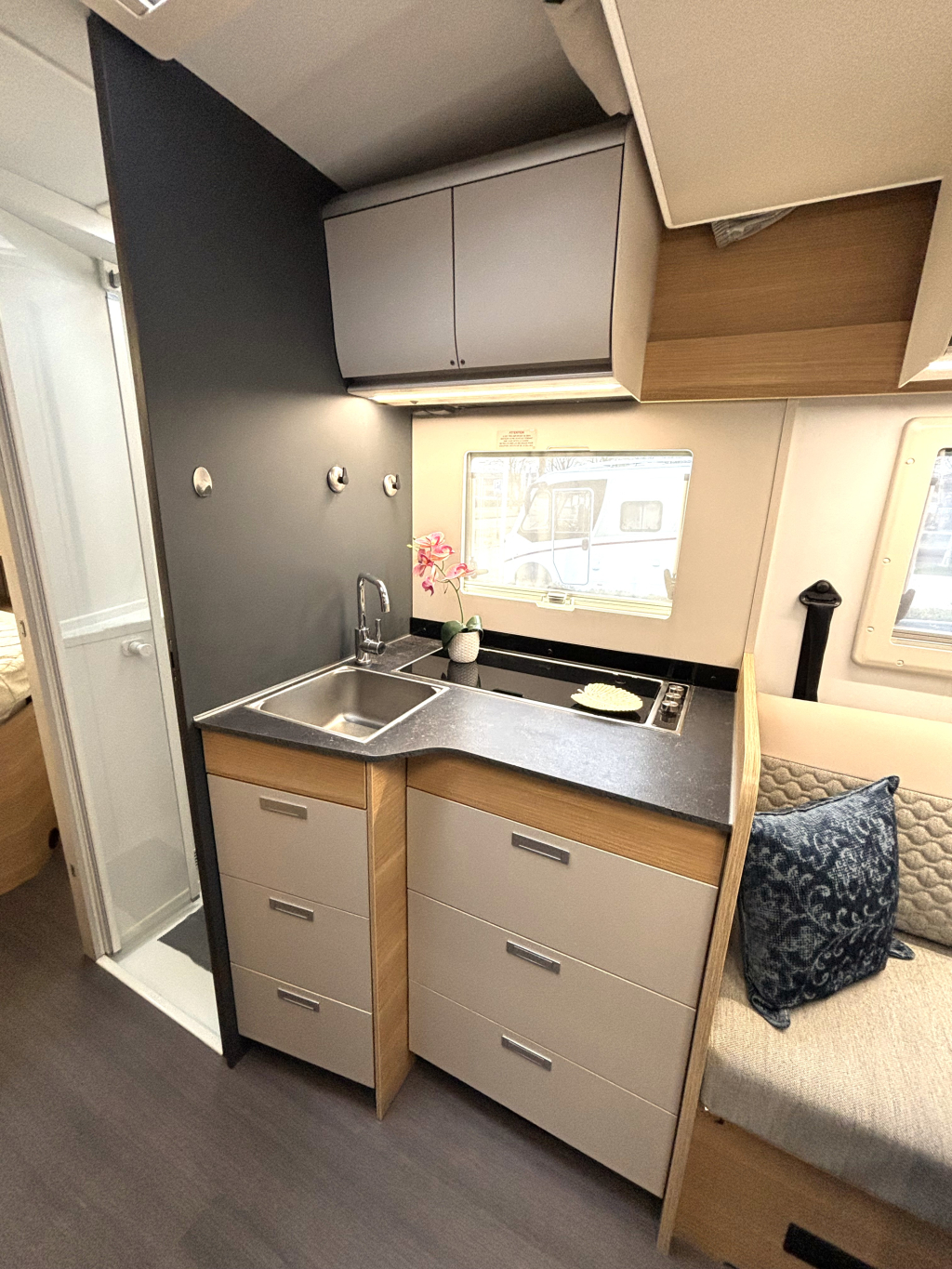 Adria Matrix 650 DC QUEENSBED + HEFBED + FACE TO FACE 2023 foto: 7