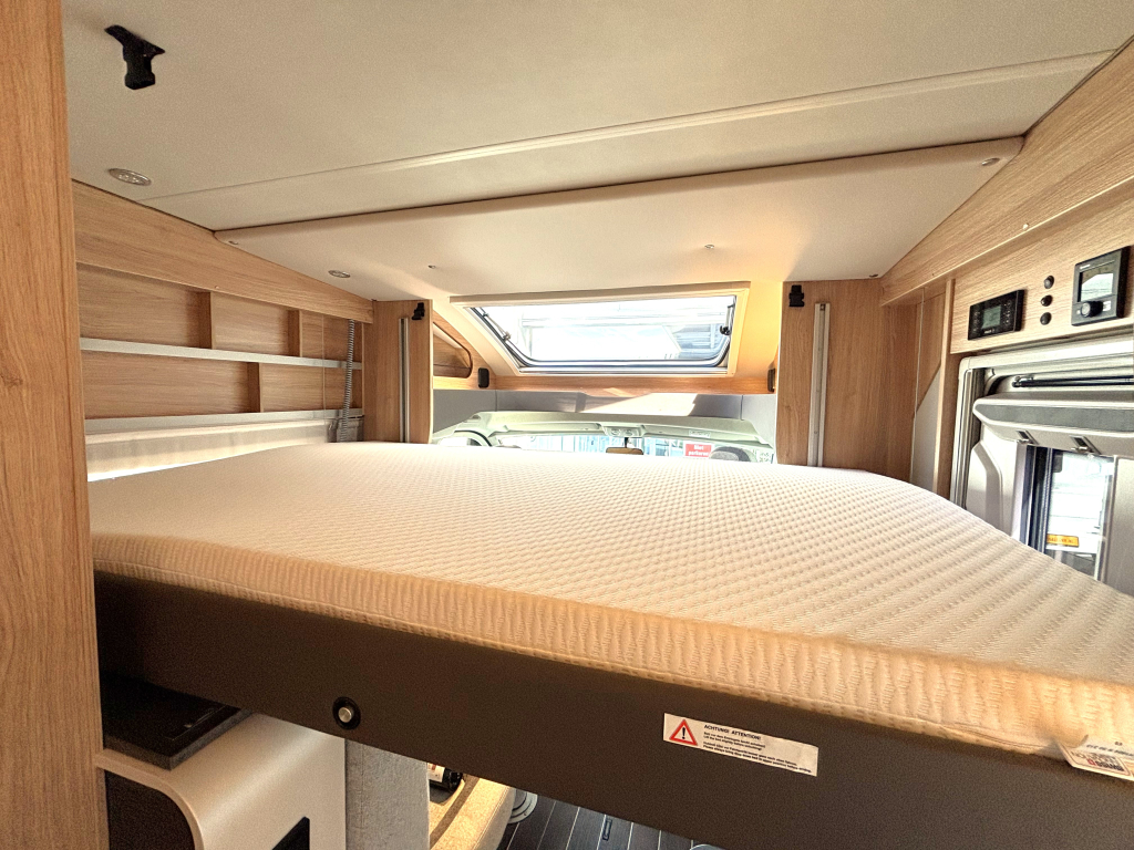 Knaus Sky Wave 60Years 650 MEG AUTOMAAT ENKELE BEDDEN+HEFBED foto: 3