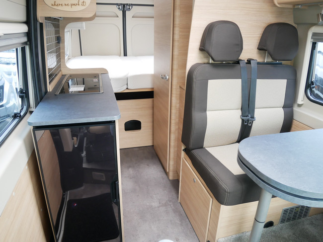 Roadcar (Pössl) R640, 6.40 Meter Buscamper, Lengtebedden foto: 11