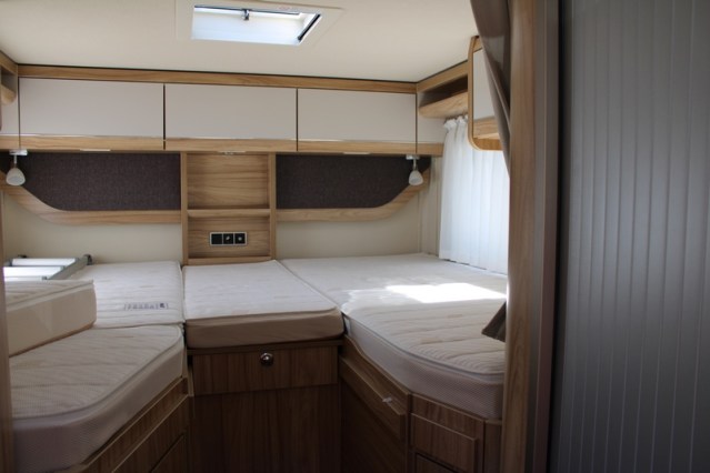 Compacto Hymer Exsis i 474 Fiat 160 cv estrecho ligero camas individuales y cama abatible (55 foto: 42