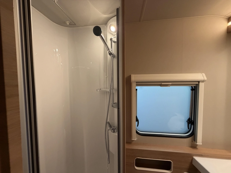 Knaus Sudwind Black Selection 500 QDK Etagenbett / Querbett Foto: 10