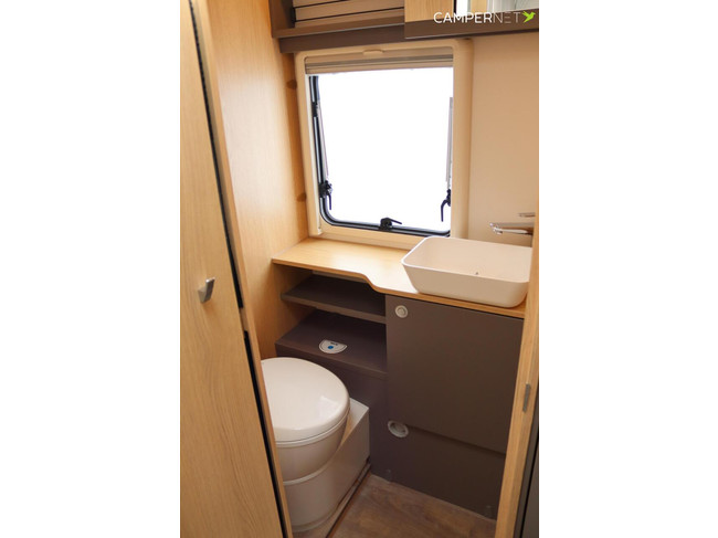 LMC Tourer Lift 730 165PK | Lengtebedden | Gescheiden douche | Hefbed | Fietsendrager | Zonnepaneel | Bearlock | Dakairco | Luifel | foto: 13