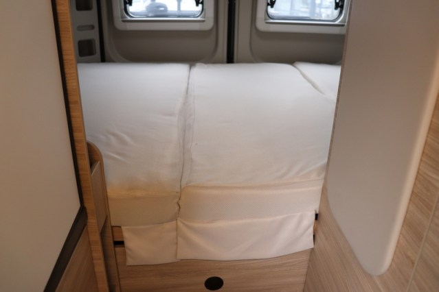 Autocaravana compacta Boxstar Street 600 de Knaus compacta 5.99 m cama transversal Fiat 140 cv (47 foto: 34