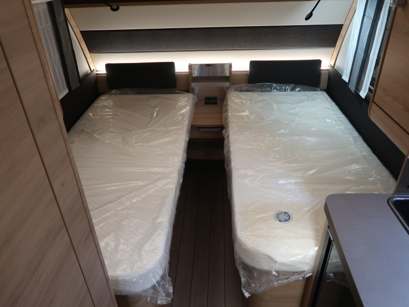 Knaus Sudwind Black Selection 460 EU ENKELE BEDDEN  foto: 2