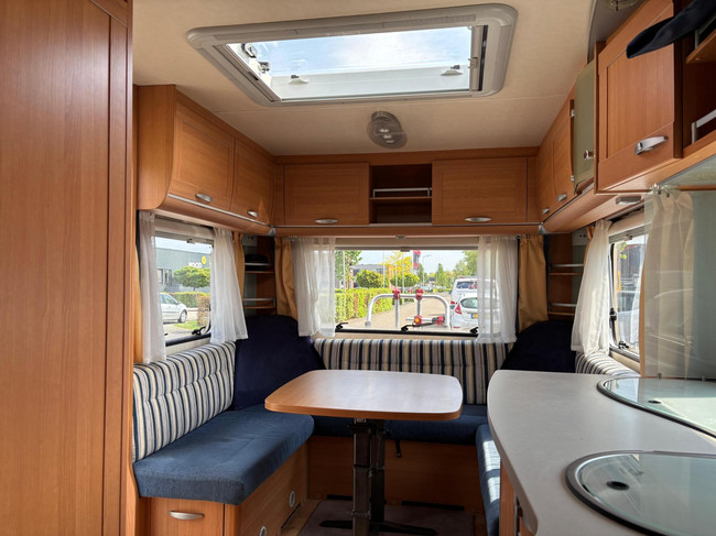 Knaus Azur NL-Premium line | Caravanmover | Fietsenrek | | Douche | 3-Pits gasfornuis | Koelkast + vriesvak foto: 21