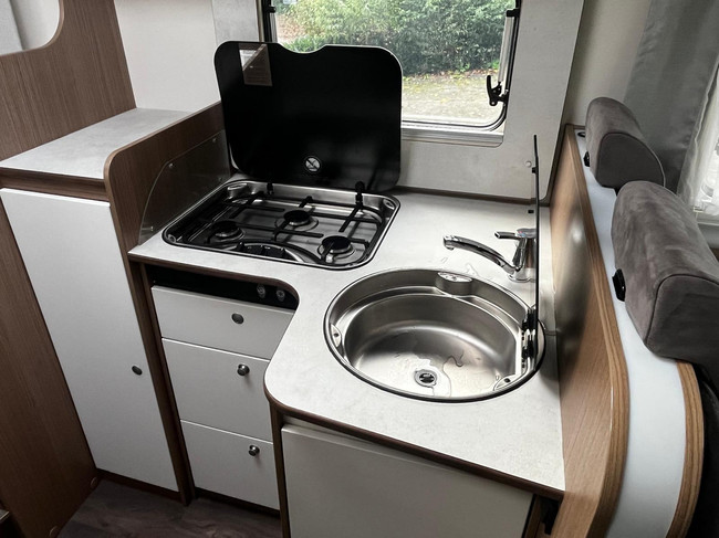 Carado T 338 Teilintegriert | Tempomat | Markise | R&uuml;ckfahrkamera | Dusche | Toilette | 4 Schlafpl&auml;tze | TV mit aut. Sat Foto: 15