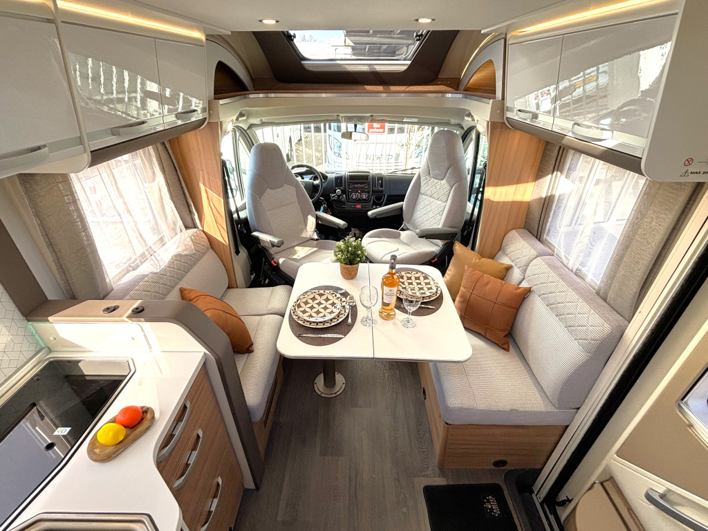 Adria Matrix Plus 670DC QUEENSBED + HEFBED + FACE TO FACE foto: 1