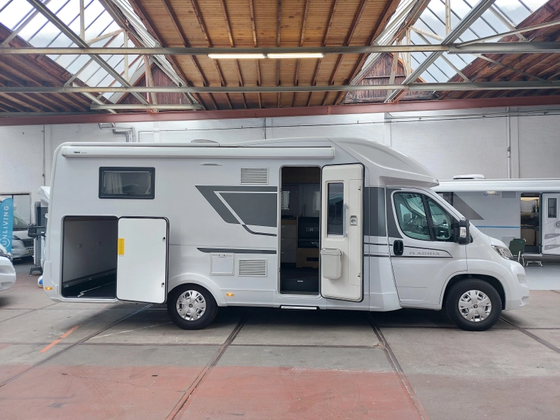 Adria Coral 650 DL Lengtebed/face2face/heavy  foto: 7