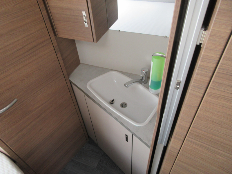Knaus Sport 450 FU KOMPLETT UND FRANZ&Ouml;SISCHES BETT Foto: 10