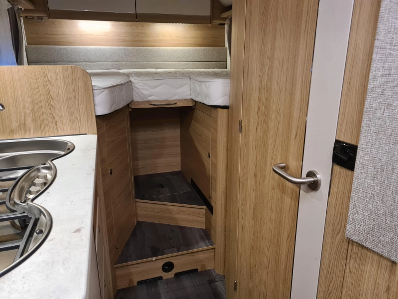 LMC Breezer V 643 G Lengtebedden/Schotel  foto: 17