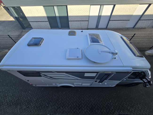 Hymer TRAMP GL 578 AMBITION 130 PK SLECHTS 29.972 KM DIGITALE ACHTERUITKIJKSPIEGEL LENGTEBEDDEN TV + SATELLIET DRAAISTOELEN foto: 23