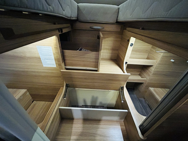 Adria CORAL S 600SL Plus, Autom&aacute;tico, Camas individuales, 1er Propietario 150CV foto: 19