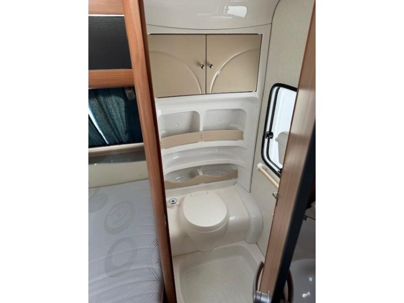 Hobby De Luxe 400 SFE incl. air voortent  foto: 17