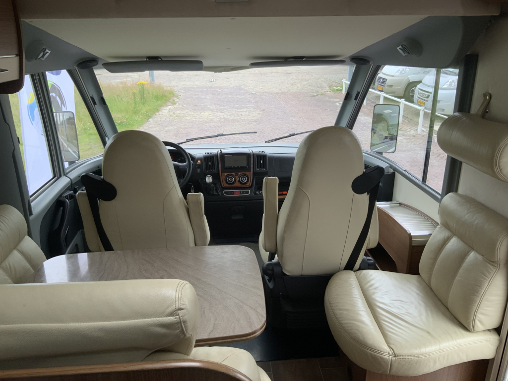 Bürstner Aviano 727 2.3 AUTOMAAT  150  PK integraal ,  Motor-airco  , Queens-bed , gelijkvloers , zij  zitgroep Bj. 2012 Camper centrum on the road foto: 10