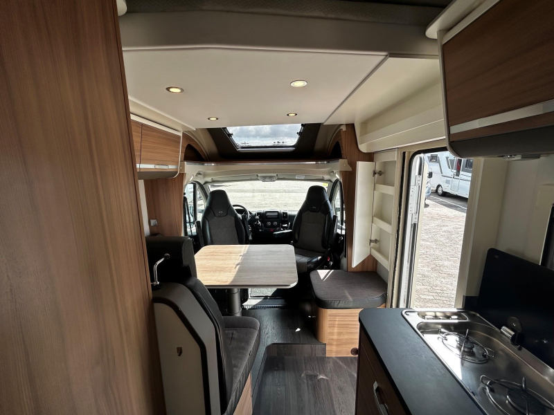 Adria Matrix Axess 600 SL Camas longitudinales - Cama abatible foto: 9