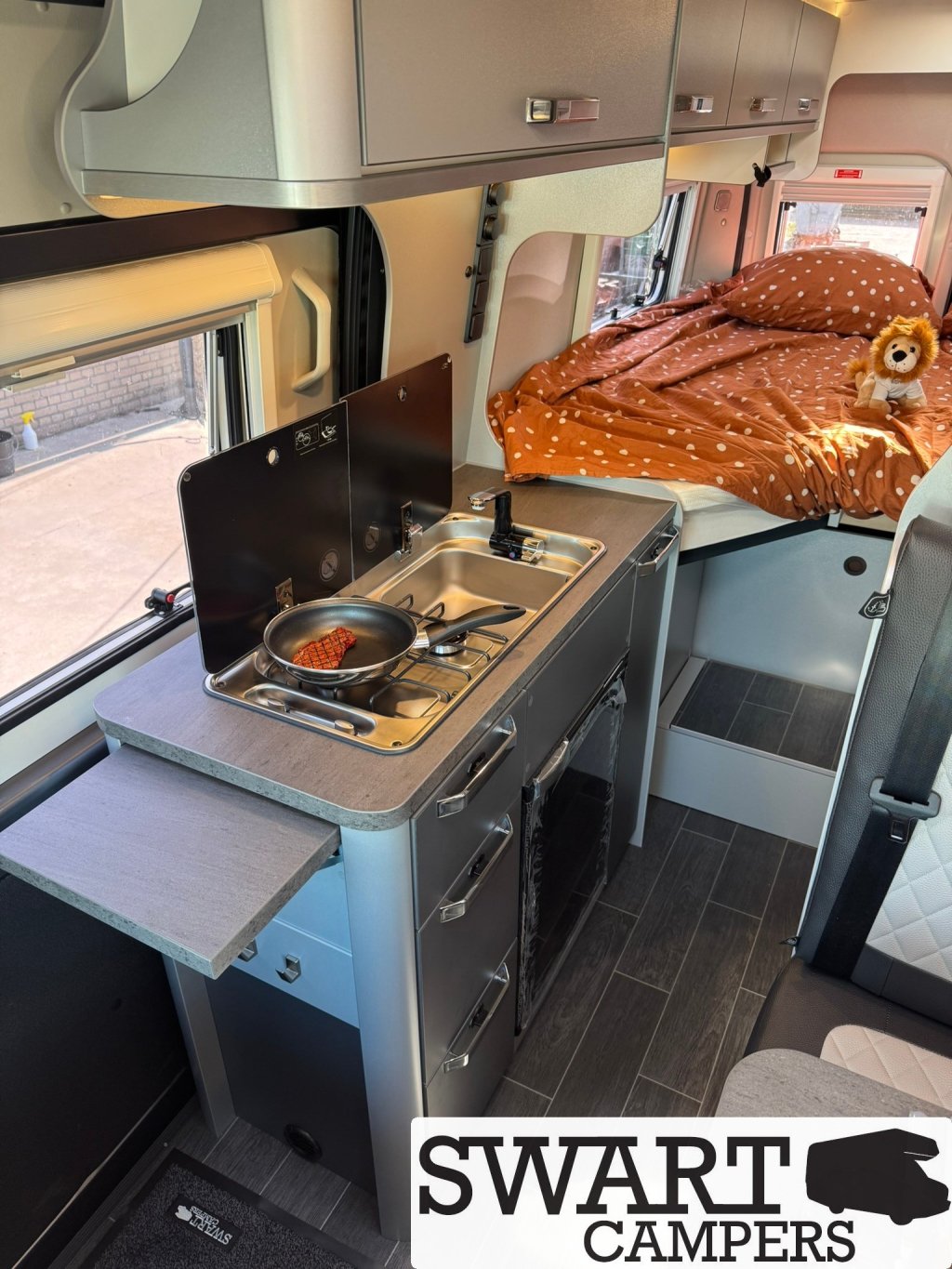 Weinsberg CaraBus Grey 600 ME Edition [Fire], Cama individual Maxi autom&aacute;tica foto: 12