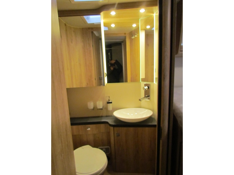 Eura Mobil Profila RS 695 EB Mondial, cama longitudinal y elevable foto: 7