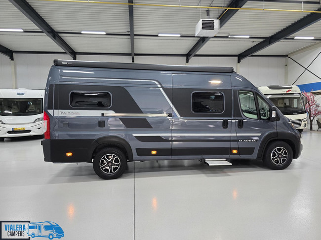 Adria Twin Supreme 640 SLB *Automaat 180pk* Lengtebedden foto: 10