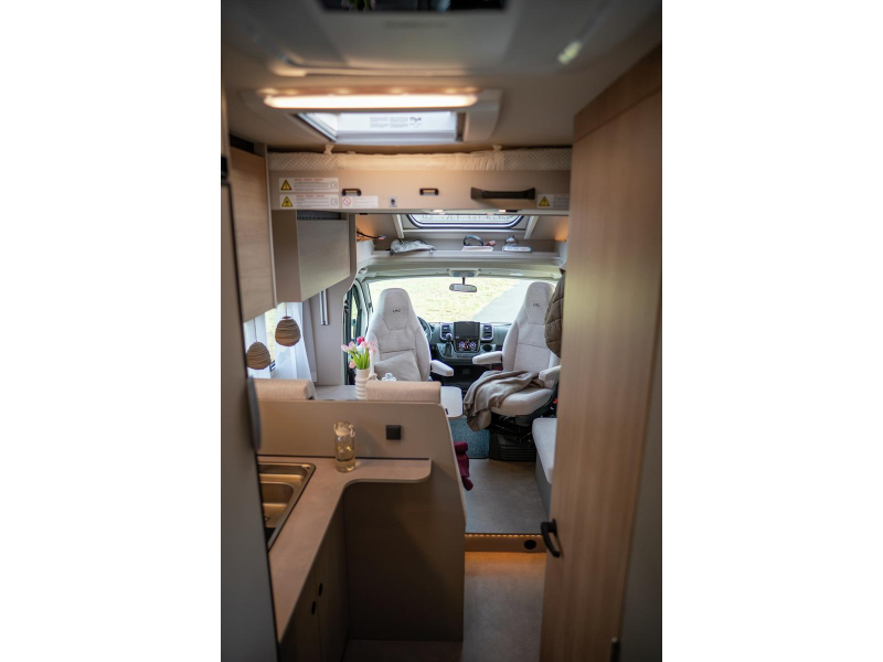 LMC Tracer 690EL modelo 2027 camas individuales foto: 2
