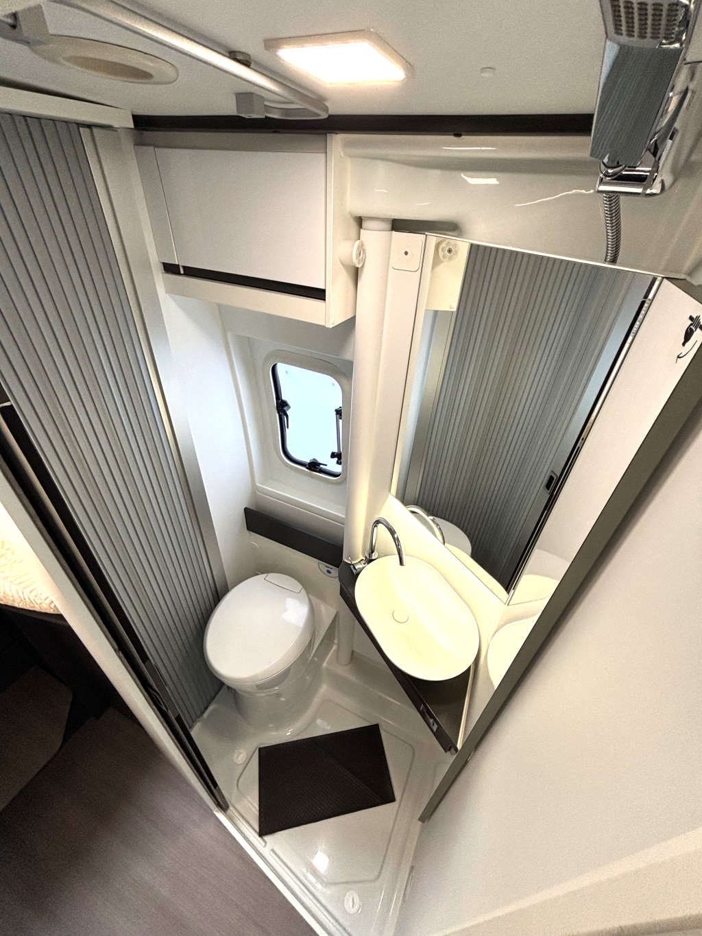 Adria Twin Supreme 640 SLB ENKELE BEDDEN FIAT 8 TREKHAAK foto: 9