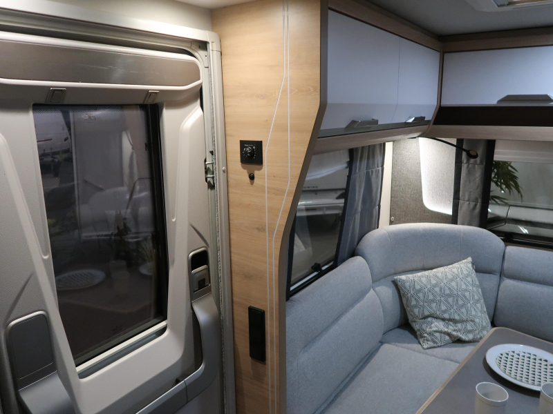 Knaus Sudwind Black Selection 500 FU RUNDSITZGRUPPE FRANZ&Ouml;SISCHES BETT Foto: 16