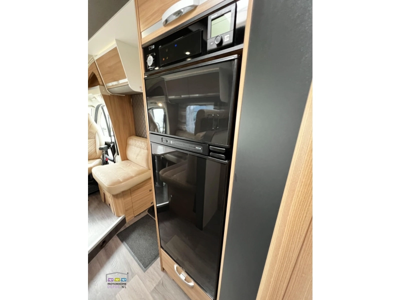 Adria Matrix M 670 SL Cama longitudinal y abatible foto: 12