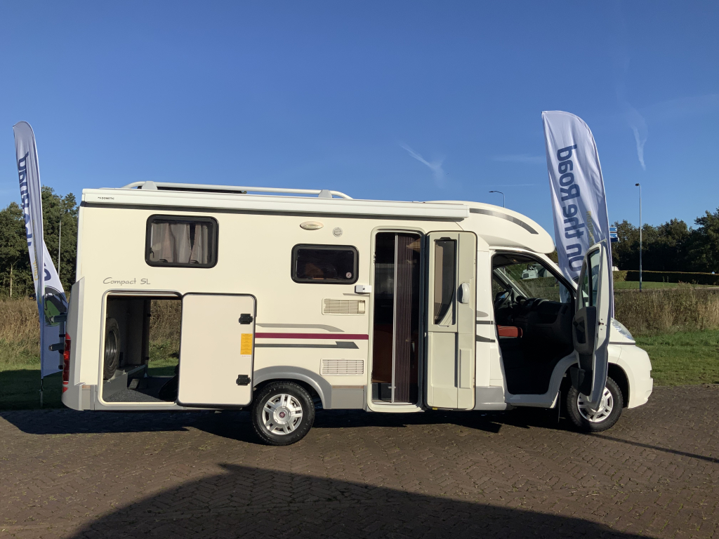 Adria Compact SL 2.3 MultiJ. 130 PK Half-integraal, Enkele-bedden, Bj. 2010 Camper Centrum On the Road aan de Noorderringweg 4 in Marum. foto: 3