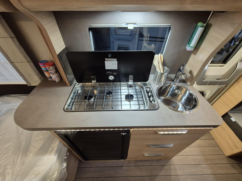 Knaus Sudwind 60 Years 500 EU Met luifel en vloerverw.  foto: 18