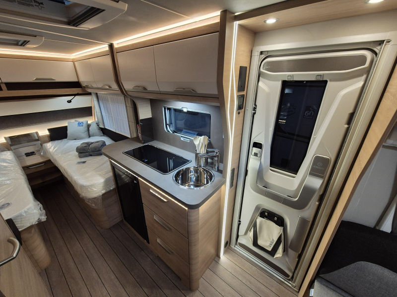 Knaus Sudwind 60 Years 500 EU Met luifel en vloerverw.  foto: 17